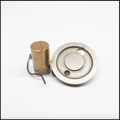 Peças metálicas dourada e prateada sobre fundo branco