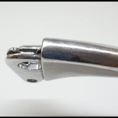 Cortador de unhas metálico prateado em fundo branco