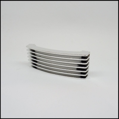 Grelha metálica prateada para ventilação com lâminas paralelas curvadas