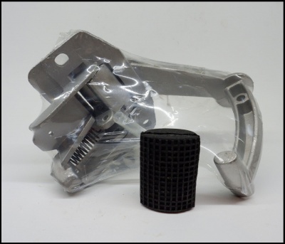 Triturador de alho de metal cinzento em saco plástico com peça preta à frente