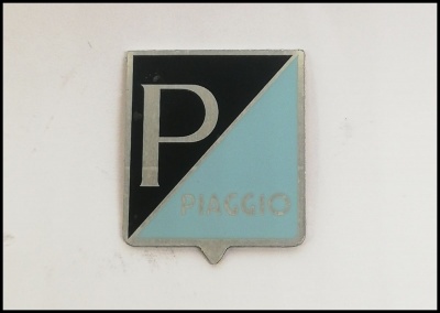 Emblema frontal "PIAGGIO" para Vespa 50