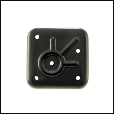 Peça quadrada preta com relevo circular e cinco orifícios