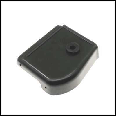 Peça plástica preta retangular com detalhe circular e perfurações laterais