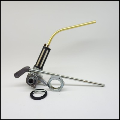 Torneira de metal com alavanca preta e tubo curvo dourado sobre fundo branco