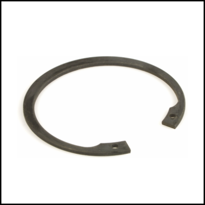 Anel de retenção metálico preto com furos nas extremidades