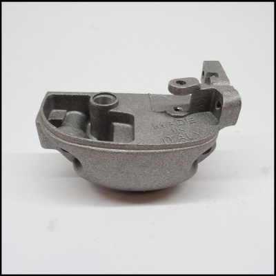 Peça metálica cinzenta com texto 'MADE IN ITALY'