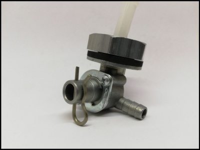 Válvula metálica prateada com tubo flexível transparente