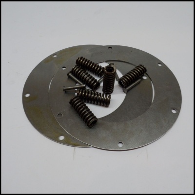 Placas metálicas circulares com molas helicoidais pretas num fundo branco