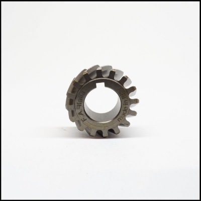 Engrenagem metálica cinza com inscrições visíveis sobre fundo branco