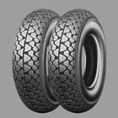 Dois pneus de motocicleta pretos com padrão em blocos triangulares e texto na lateral