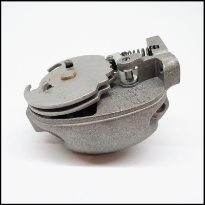 Peça mecânica metálica cinza com texto MADE IN ITALY