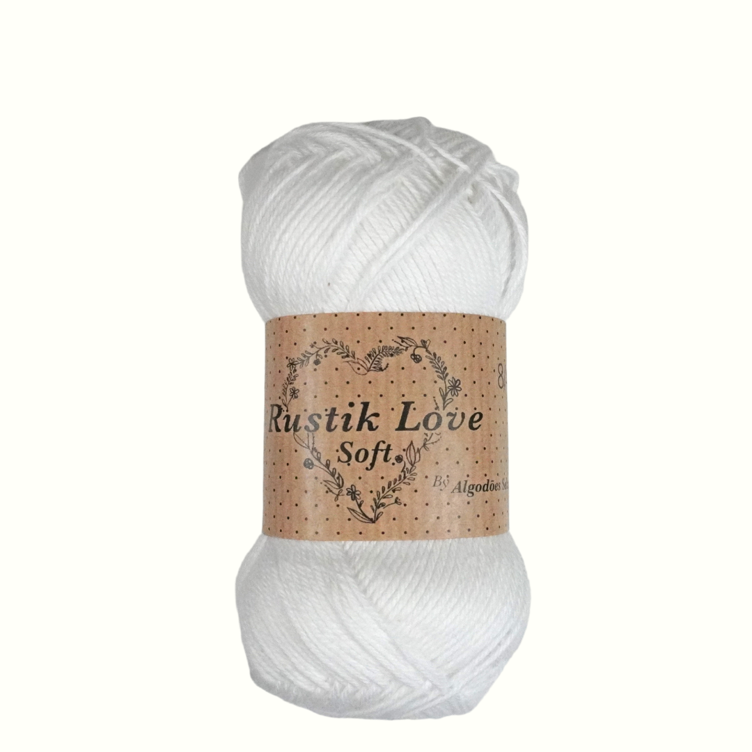 Novelo de lã branca com etiqueta castanha Rustik Love Soft.