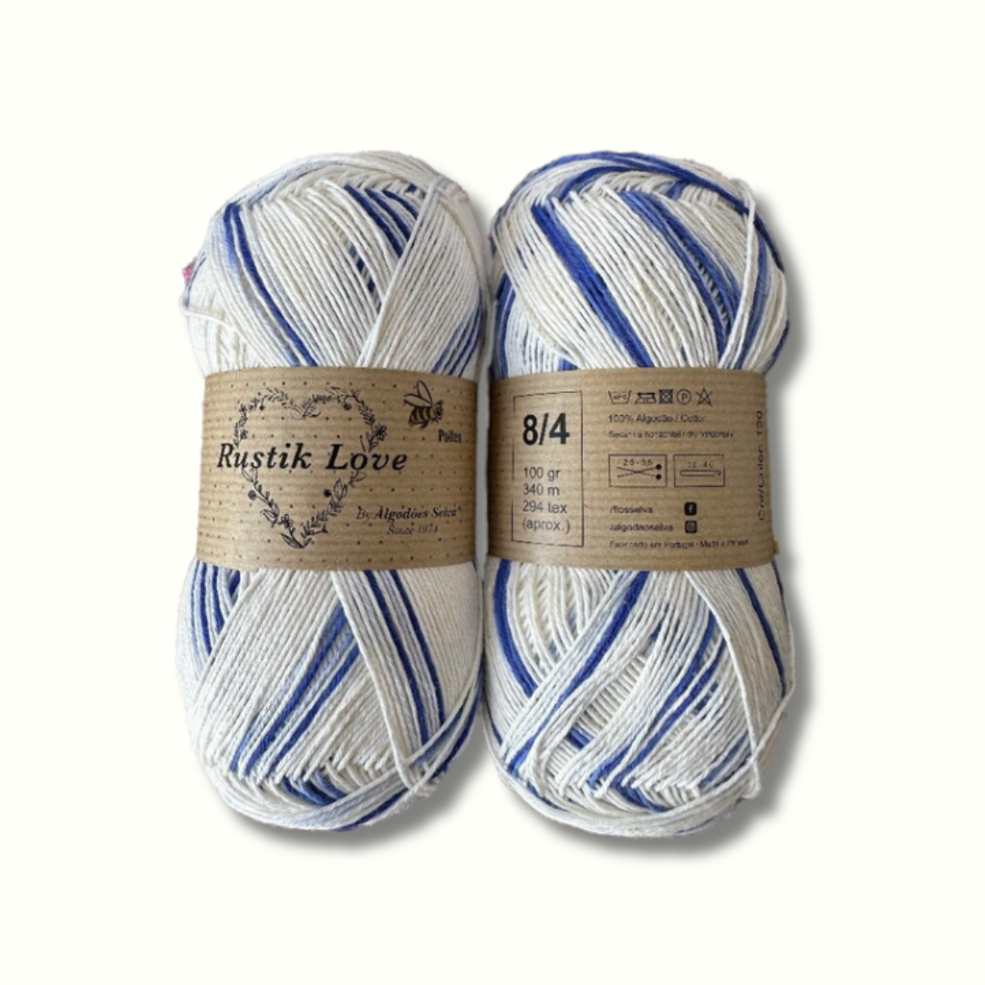 Dois novelos de fio branco e azul com rótulos Rustik Love