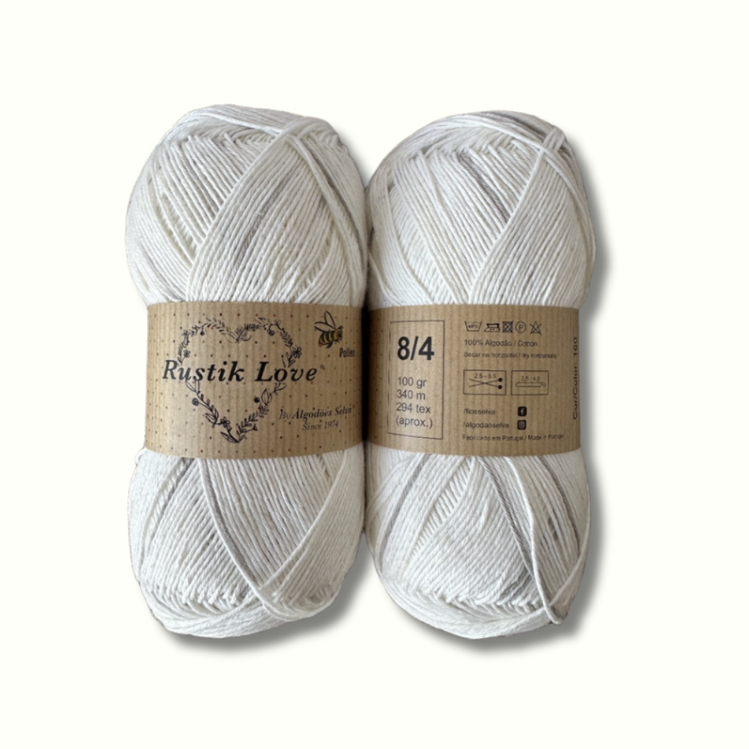 Dois novelos de fio creme com etiquetas de papel castanho Rustik Love 8/4