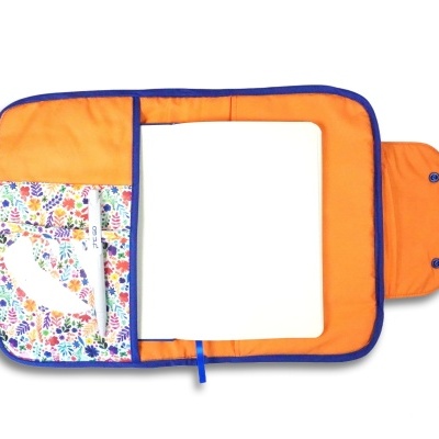 Organizador de tecido laranja com bolso floral e caneta branca