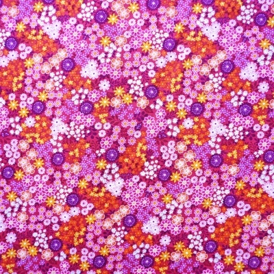 Tecido com padrão floral colorido em tons de rosa, roxo, laranja, branco e amarelo