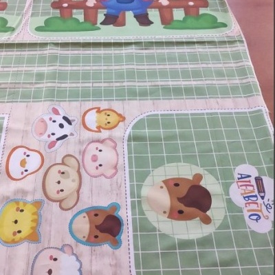 toalha com boneco de fazendeiro, rostos de animais desenhados e texto ATELÉTICO