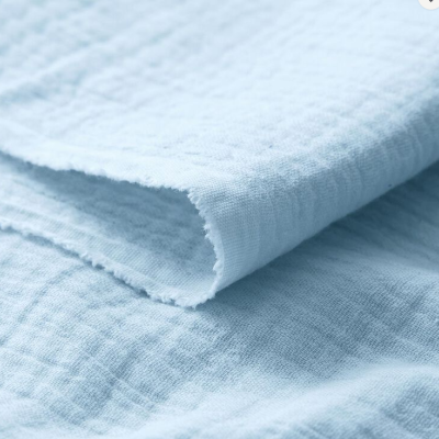 tecido azul claro dobrado com textura crocante