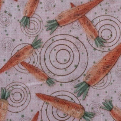 Tecido estampado com padrão de cenouras e círculos em fundo claro