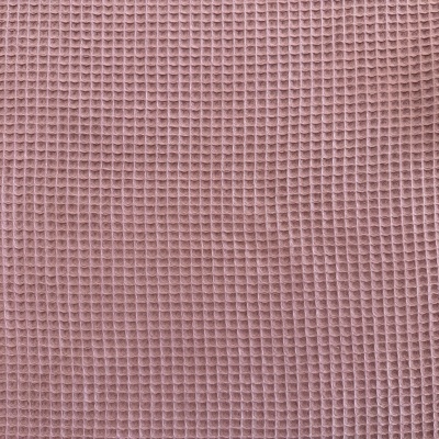 tecido rosa com padrão de pequenas grelhas em relevo