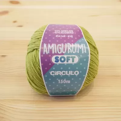 Novelo de fio verde claro com etiqueta roxa e azul com texto branco