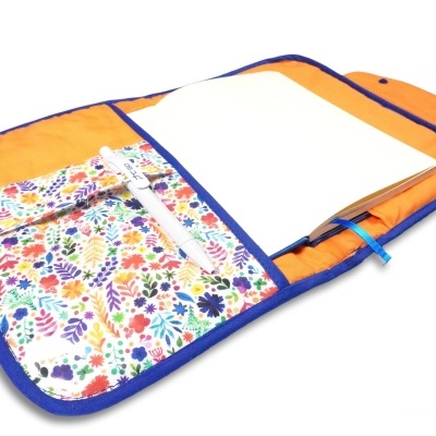 Estojo tecido floral com bloco de notas e caneta