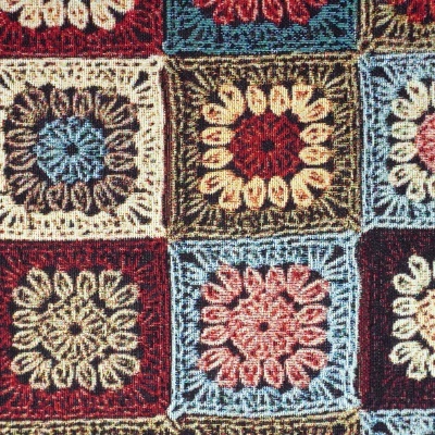 Pano de tecido colorido com padrão quadriculado e motivos florais texturizados