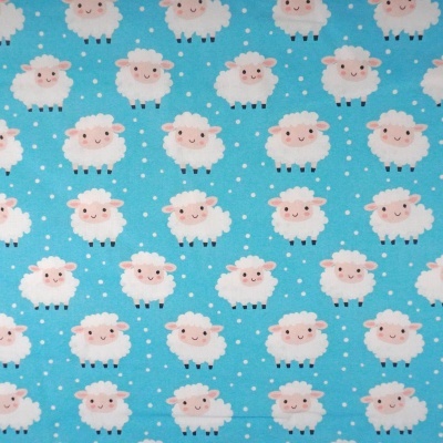 Tecido azul com padrão de carneiros brancos e pontos brancos.