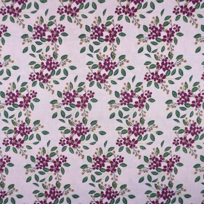 Tecido bege claro com padrão de flores rosadas e folhas verdes