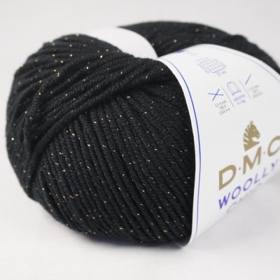 Novelo de lã preta com fios dourados DMC Woolly e etiqueta branca