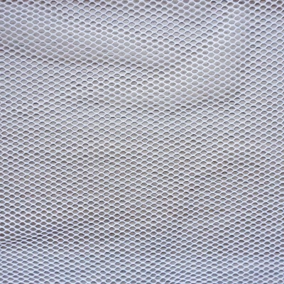 Malha têxtil branca com padrão de pequenos hexágonos