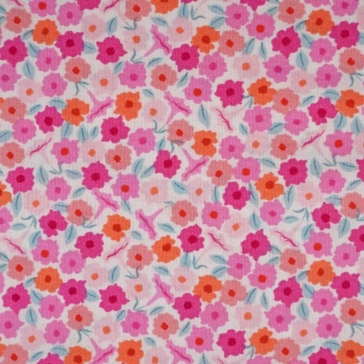 Tecido floral com pequenas flores rosas, vermelhas, laranja e folhas verde claro sobre fundo branco