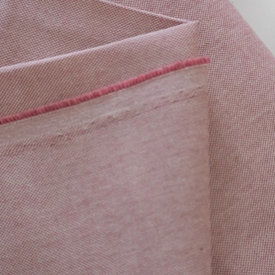 tecido cor de rosa com bainha costurada