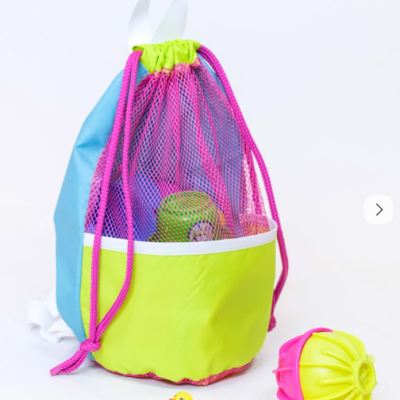 Mochila colorida com brinquedos de banho ao lado