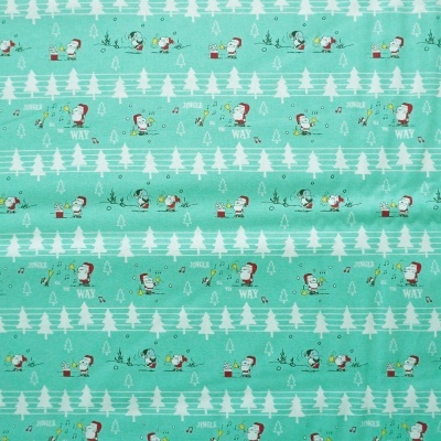 Tecido verde-água com personagens de desenho animado e árvores de Natal brancas