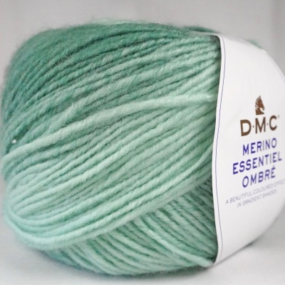Novelo de lã merino verde-água com etiqueta branca e texto DMC MERINO ESSENTIEL OMBRÉ
