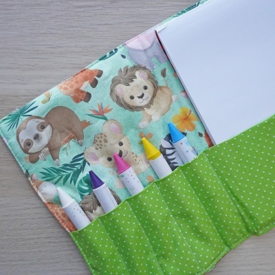 Estojo tecido com estampado animal e lápis de cera coloridos