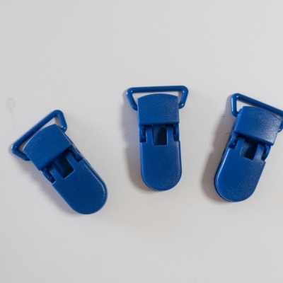 Três pegas de plástico azuis com fecho tipo mola