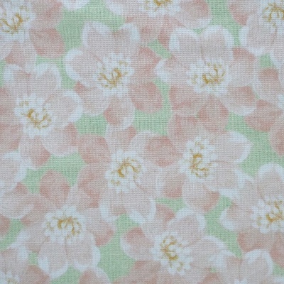 Tecido com padrão floral em tons de rosa e verde claro