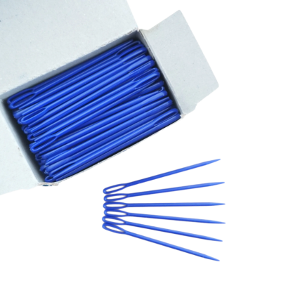 Caixa branca aberta com grampos de cabelo azuis dentro e alguns fora