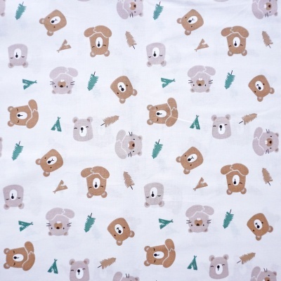 Tecido branco com padrão de carinhas de ursos e plantas estilizadas coloridas