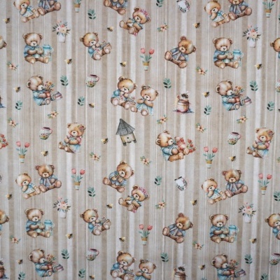 tecido bege com padrão de ursos, pássaros e flores