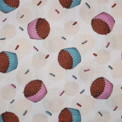Tecido com padrão de mini cupcakes coloridos e confetis sobre fundo bege