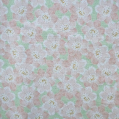 Tecido com padrão floral em tons de branco, rosa e verde