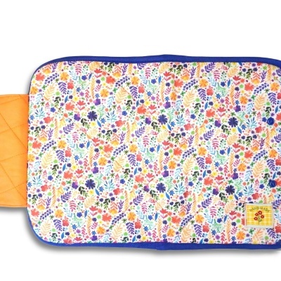 Colchão portátil para bebé com padrão floral colorido e bordas azuis