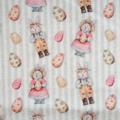 tecido com coelhos e ovos coloridos em riscas azuis e brancas