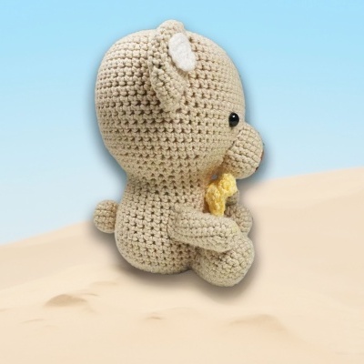 Urso de peluche de croché bege sentado