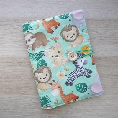 Capa de tecido com padrão de animais fofos e botão de madeira