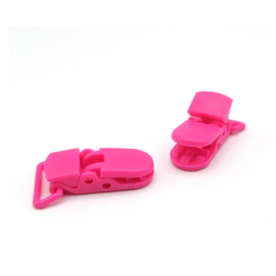 Duas presilhas plásticas cor-de-rosa sobre fundo branco