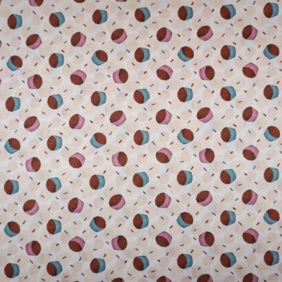 Tecido branco com padrão colorido de bolas bicolores e pequenas linhas pretas.